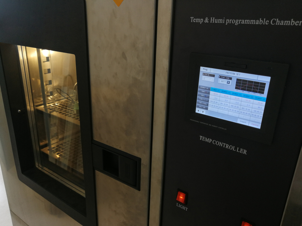 Thermal and humidity chamber for products testing